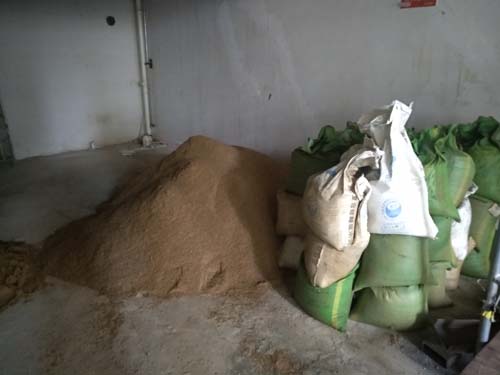沙子已進(jìn)場，水泥和輕質(zhì)磚等下進(jìn)場